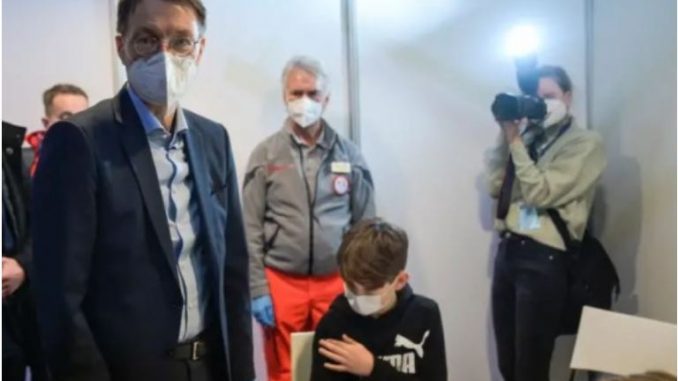 Германскиот министер за здравство лично вакцинираше две деца против Ковид