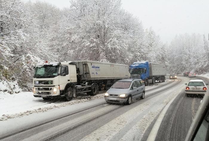 Забрана за тешки товарни возила на патот Охрид – Ресен поради врнежи од снег