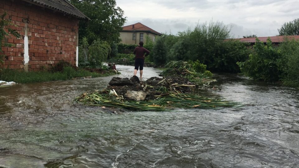 Струма ги поплави дворовите на 30 објекти кај селата Василево и Ново Село