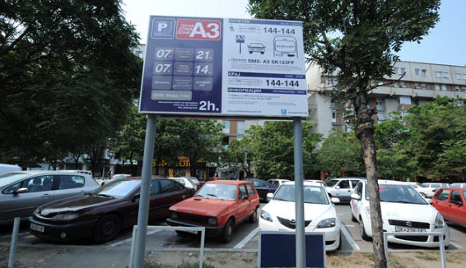 Данела Арсовска испрати допис за поевтинување на градскиот паркинг