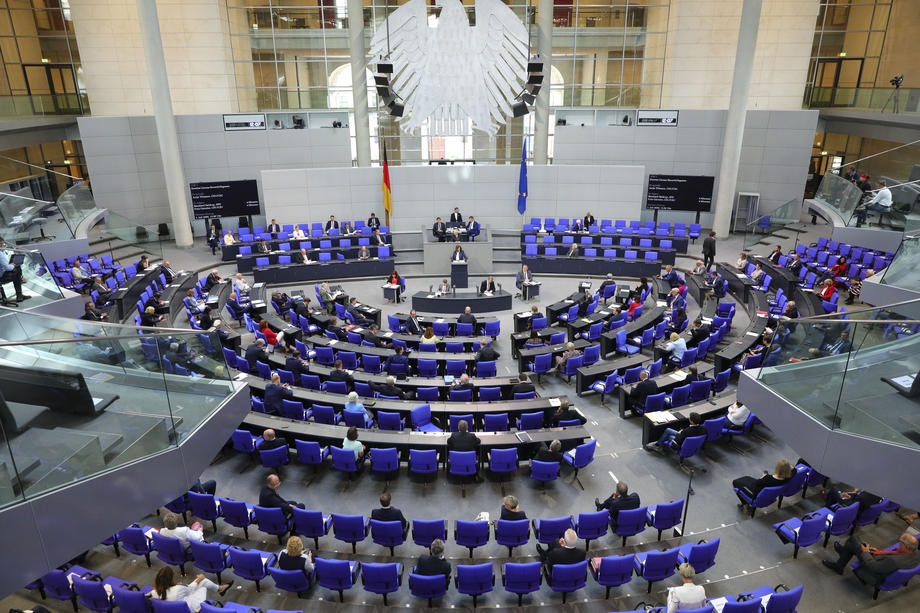 Германскиот Бундестаг го промени распоредот на седење по седум децении