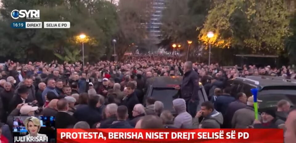 (ВИДЕО) Над 600 полицајци чуваат ред на протестот против „Отворен Балкан“, стотици демонстранти маршираат во Тирана