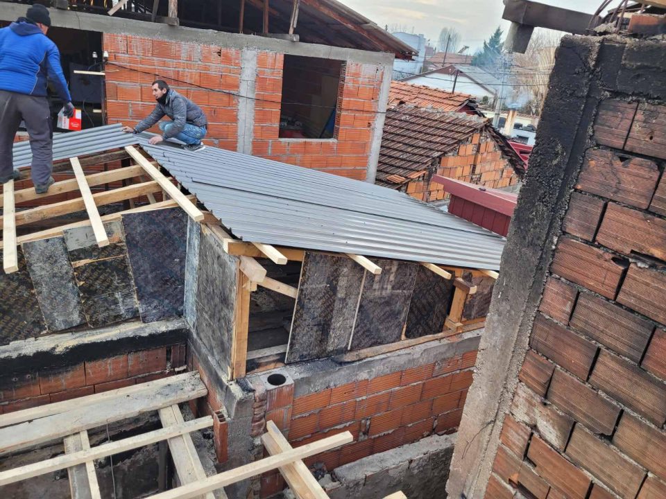 (ФОТО) Јакимовски: Почна реконструкцијата на опожарените куќи во Злокуќани