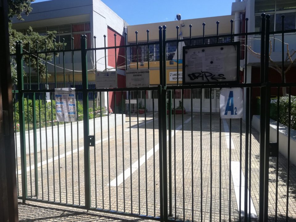 Група лица уапсиле директор на грчко средно училиште поради спроведувањето на мерките против Ковид-19