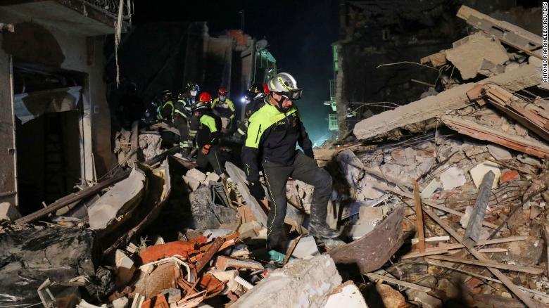 (ВИДЕО) Еден загинат и неколку исчезнати во Сицилија по експлозија на гас и уривање на згради