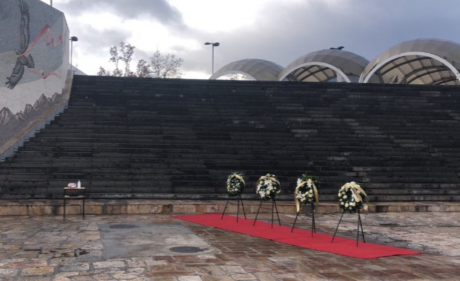 (ВИДЕО) На плоштадот Скендербег поставени цвеќиња, граѓаните можат да оддадат последна почит на загинатите во несреќата