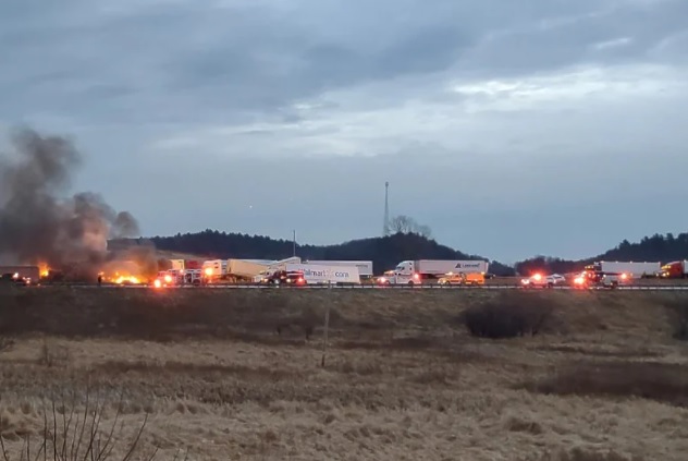 Масовна сообраќајна несреќа во Висконсин: Се судрија 100 возила, камиони се во пламен