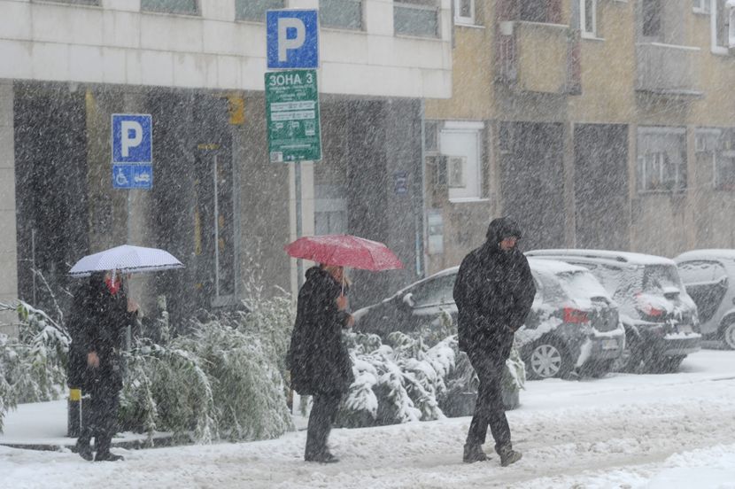 Обилните снежни врнежи во Србија предизвикаа проблеми во сообраќајот и со струјата