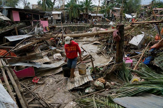Речиси сто луѓе загинаа на Филипините во тајфунот Раи