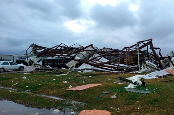 Расте бројот на жртви од торнадото во САД, Бајден одобри средства за санирање на штетите