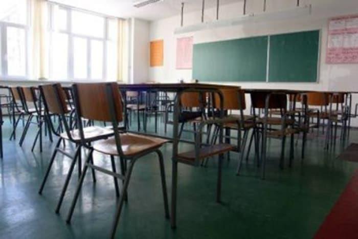 Дел од гимназијалците во Тетово следат онлајн настава затоа што немаат греење во училниците