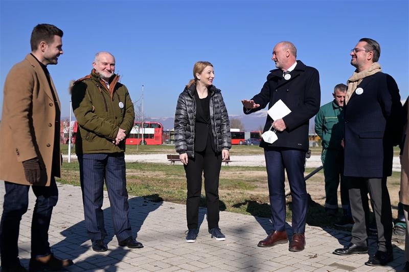 Градоначалничката Арсовска учествуваше во акција за садење дрвја во Рајскиот парк во Аеродром