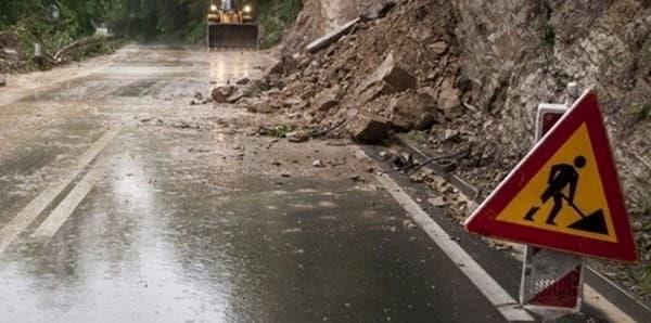 Поради нанос и поплава во прекин сообраќајот на патот кај Мокрински извори