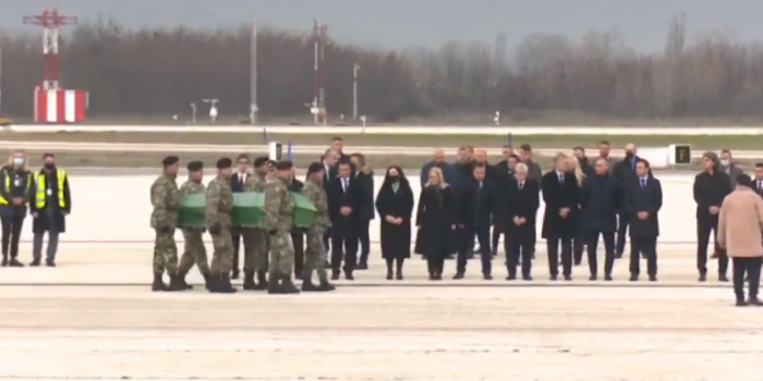 И претседателката на Косово ги пречека 45-те жртви на скопскиот аеродром