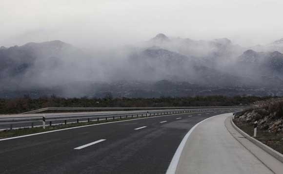 Сообраќајот на државните патишта се одвива во зимски услови и по наместа влажни коловози