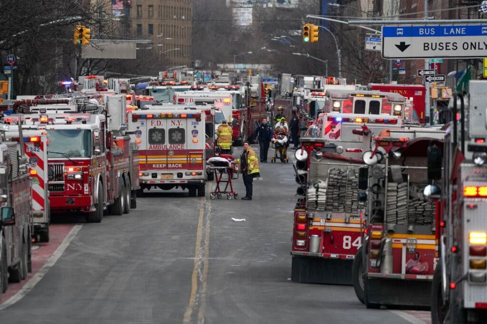 Голем пожар во зграда во Њујорк, најмалку 54 повредени