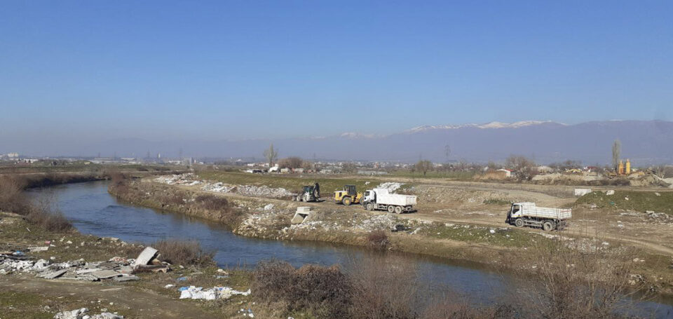 Град Скопје денес започна со чистење на депонијата кај железничкиот мост на реката Вардар во општина Гази Баба