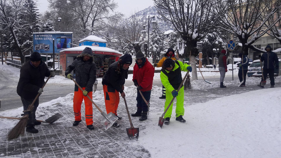Општина Аеродром апелира до нејзините жители за навремено чистење на снегот пред влезовите на своите домови