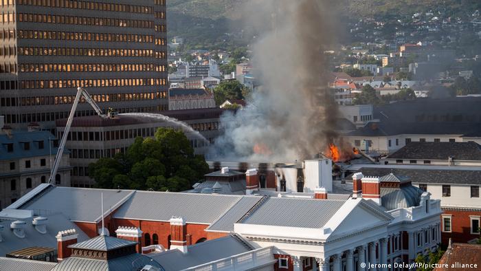 Пожарот во јужноафриканскиот Парламент повторно се разгоре