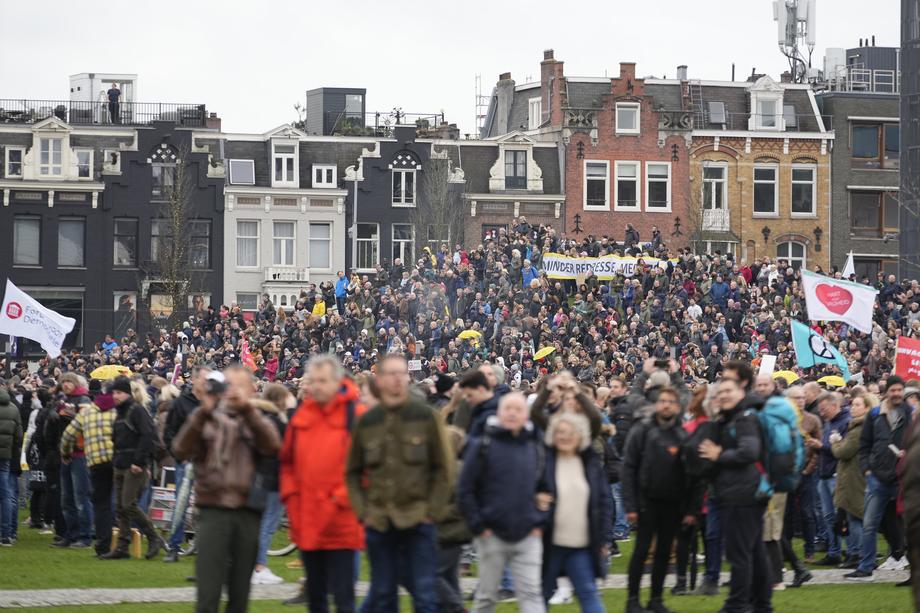 Масовни протести во Амстердам против Ковид мерките
