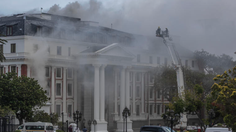 Уапсен е осомничен за пожарот во Парламентот на ЈАР