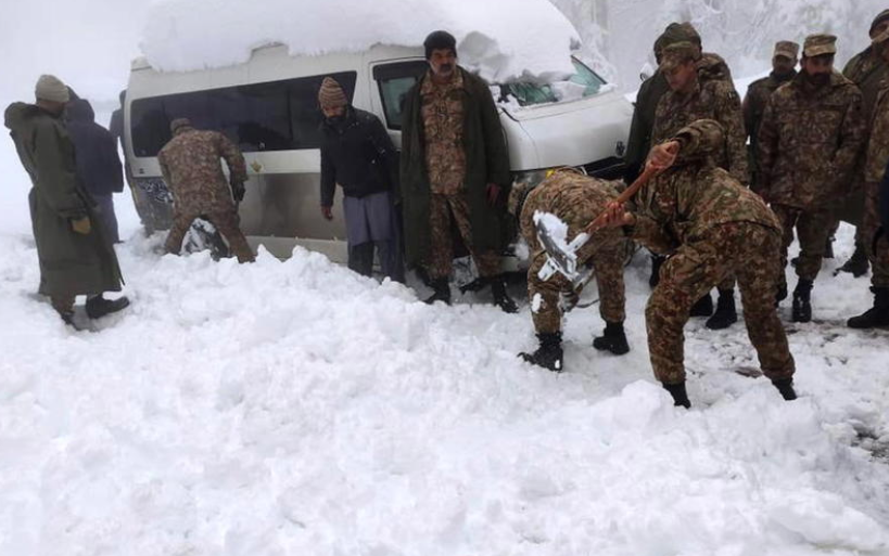 Загинаа најмалку 21 лице: Обилните снежни врнежи заробија локални туристи во Пакистан