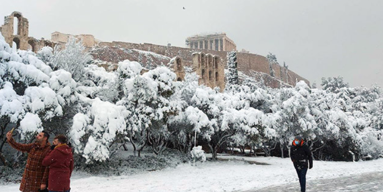 Невремето „Елпида“ носи снег во Грција и затвора училишта, надлежниот министер апелира да се избегнуваат непотребни движења
