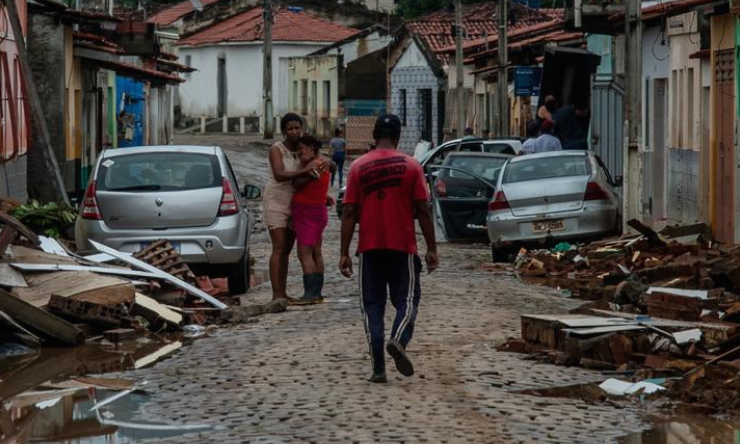 Најмалку 18 загинати во поплави и свлечишта во Бразил