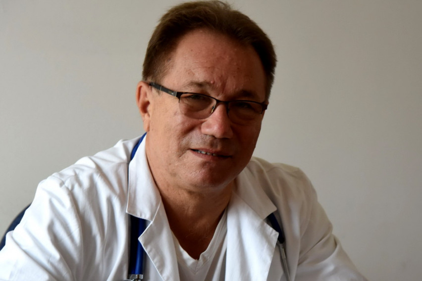 Д-р Беќаровски: Во Србија строго е забрането ковид-19 да се лечи со антибиотици и високи дози на витамини