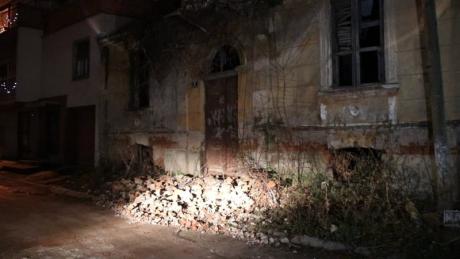 (ВИДЕО) Испукани ѕидови, урнат балкон – Битола по вчерашниот земјотрес