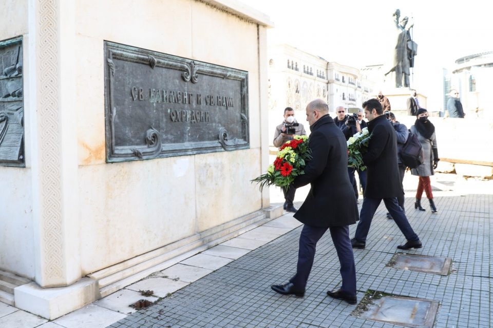 Ковачевски и Петков положија цвеќе на спомениците на „Св. Кирил и Методиј“ и „Св. Климент и Св. Наум Охридски“