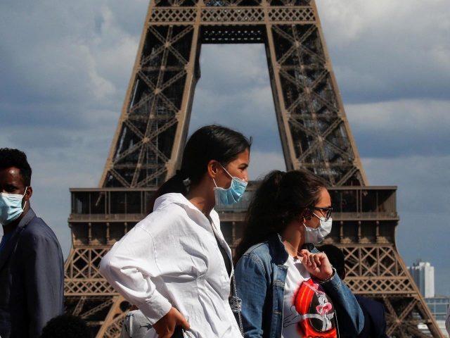 Франција ги олеснува ограничувањата, маската повеќе не е задолжителна насекаде