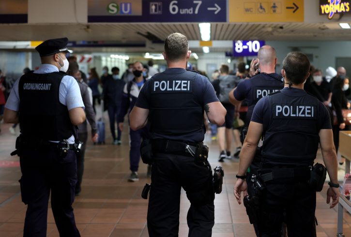 Полициска акција во Германија поради лажни ковид-сертификати