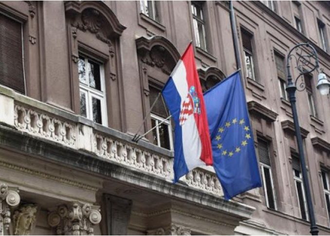 Хрватска ги советува своите граѓани да не патуваат во Украина
