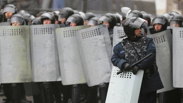 Казахстан: 13 припадници на безбедносните сили загинаа во протестите, над 350 повредени