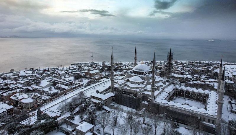 (ВИДЕО) Снегот ги затвори аеродромот и патишта во Истанбул