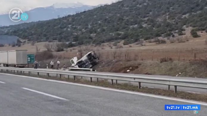 Превртен камион на автопатот Тетово-Скопје