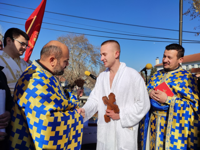 Студентот Ѓорѓи Стојков од Кавадарци го фати Светиот крст во реката Луда Мара
