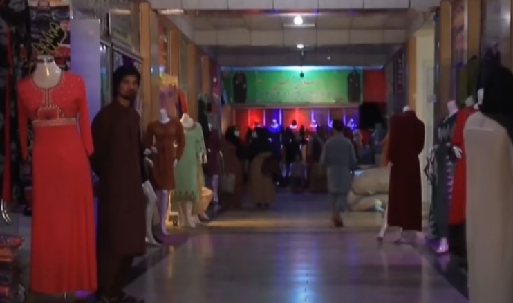 Продавниците за облека во Авганистан мораат да ги отстранат главите од куклите од излозите