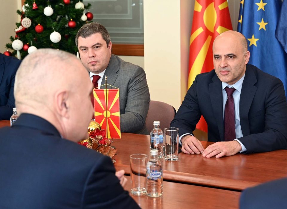„Маричиќ и пиунот Ковачевски се оградуваат од Македонците во Бугарија, а понизно прифаќаат диктати од Бугарија за промена на македонскиот Устав“