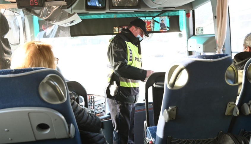 Возила, автобуси и минибус вршеле меѓународен превоз на патници без соодветна документација