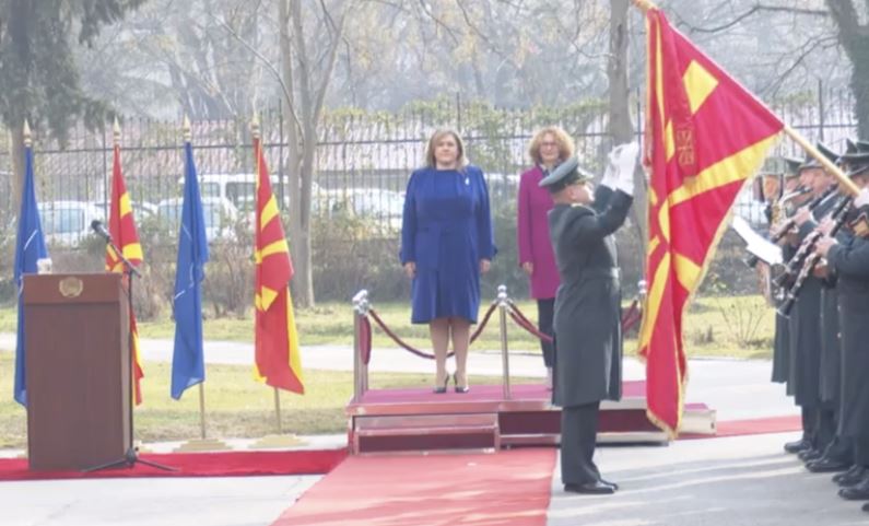 Славјанка Петровска ја презема функцијата министер за одбрана