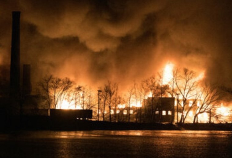 Пожар во фабрика во Њу Џерси се приближува до складиште за хемикалии