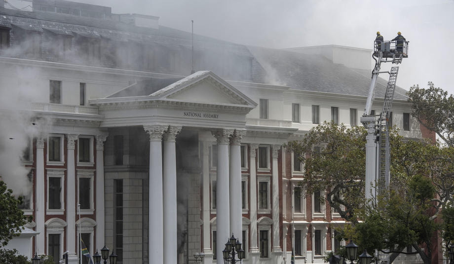 Пожарот во парламентот на Јужна Африка е ставен под контрола