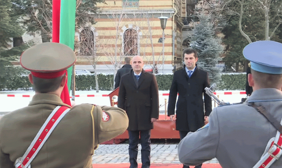 (ФОТО) Ковачевски и владината делегација пречекани во Софија со највисоки државни почести