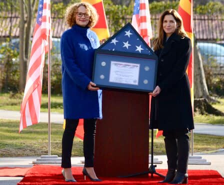 Брнз ѝ подари американско знаме на Шекеринска: Двете држави испишаа историја