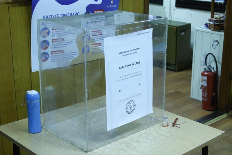 Граѓаните во Србија на референдум гласаат за промена на Уставот