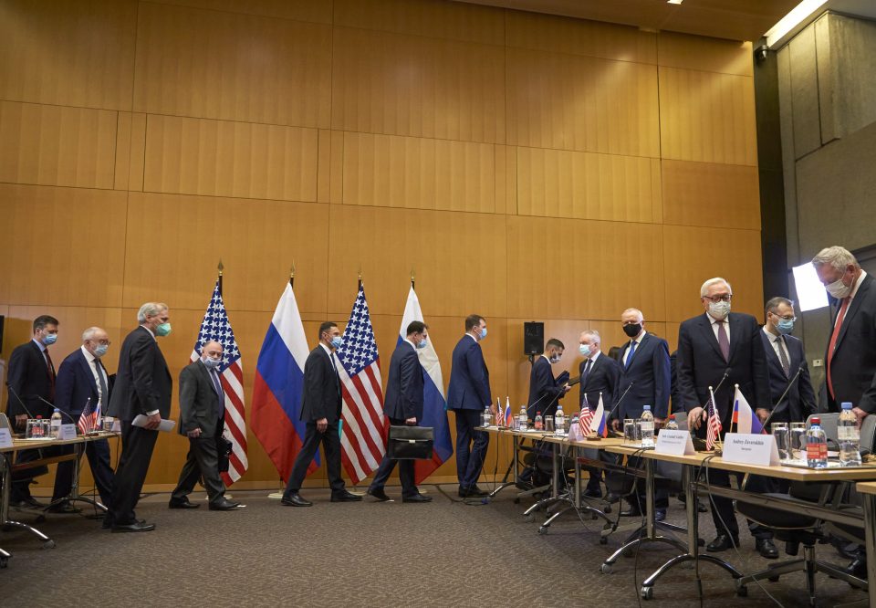 Вашингтон ги повтори предупредувањата за Украина, Русија бара безбедносни гаранции