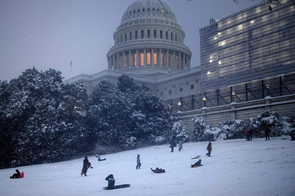 Снег го парализира Вашингтон