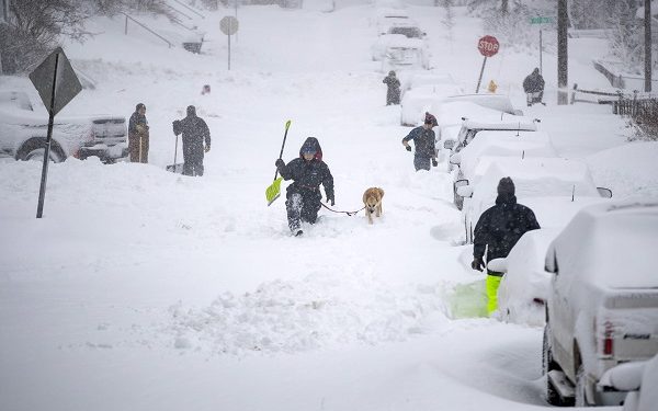 Поради снежна бура во источните делови на САД затворени училиштата и откажани летови